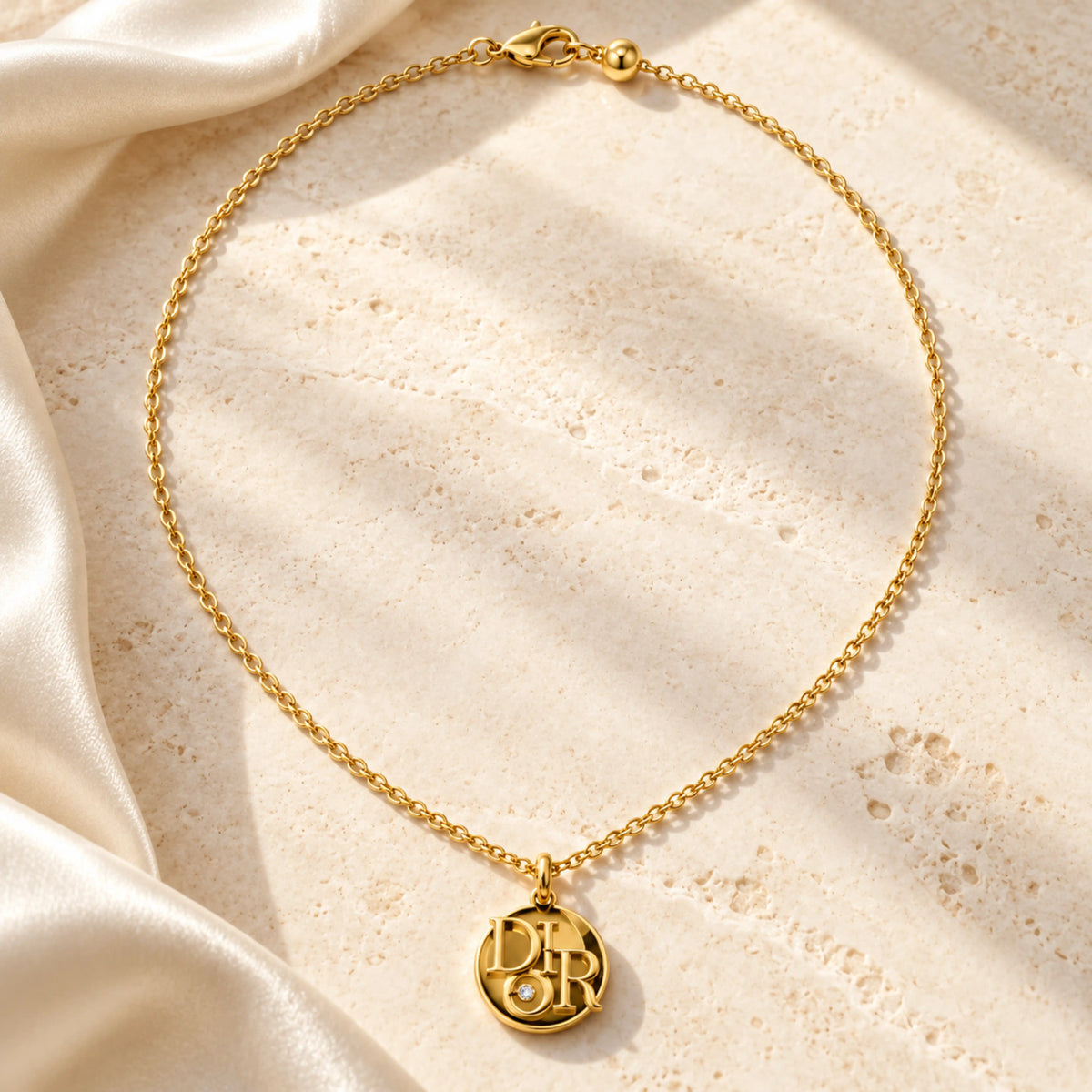 Gold ðīor Round Pendant Necklace
