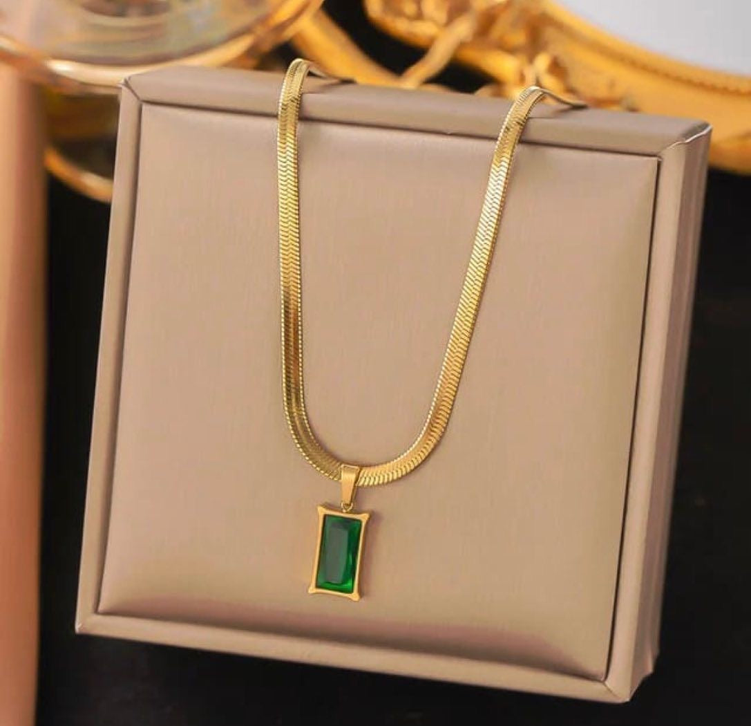 Green Stone Pendant Necklace