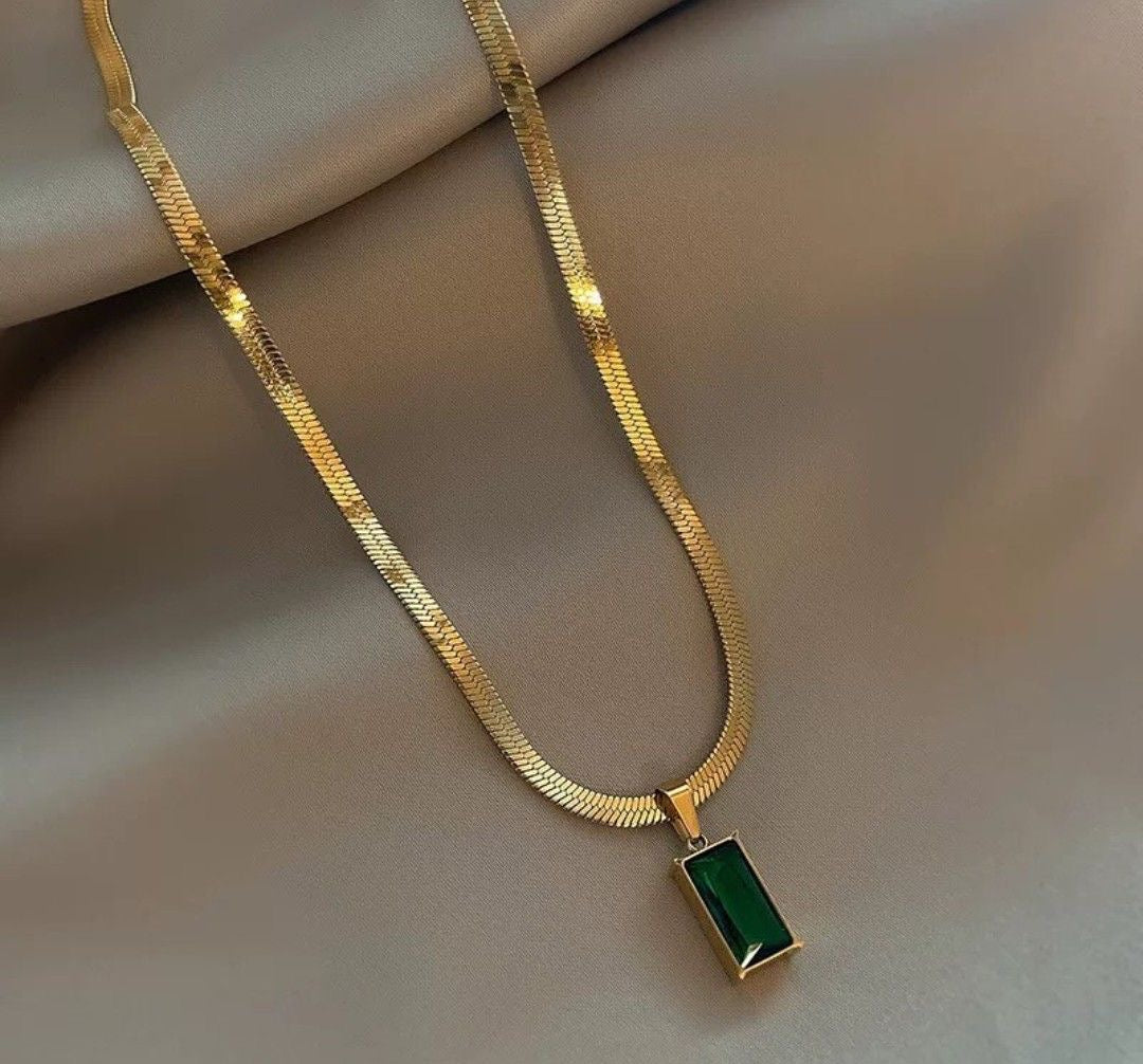 Green Stone Pendant Necklace